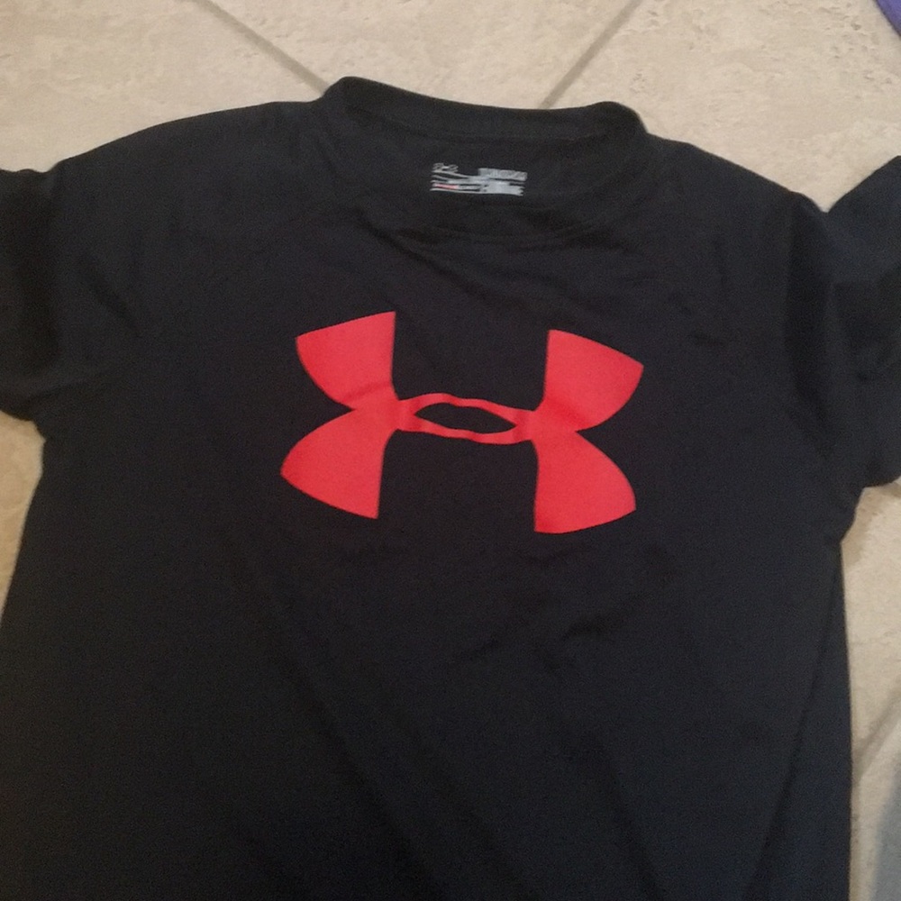 Loose dry fit under amour shirt